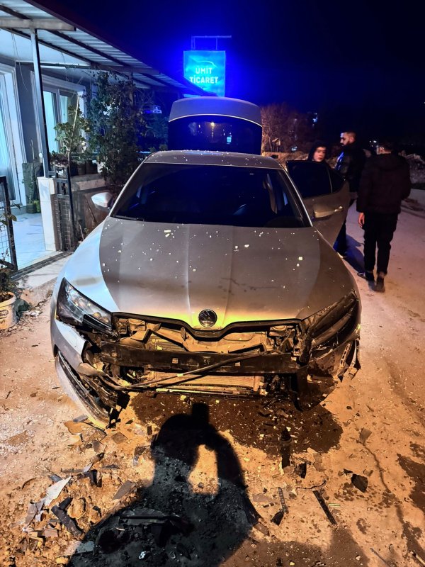 DEFNE’DE GÖRÜNMEZ KAZA: 2 ARACA ÇARPARAK DURABİLDİ  