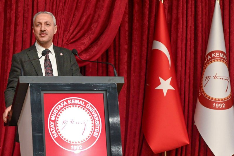 HMKÜ’DE YAPAY ZEKA KONUŞULDU Hatay Mustafa Kemal Üniversitesi Sağlık Kültür ve Spor Daire Başkanlığı bünyesindeki Yapay Zeka ve Teknoloji Topluluğu tarafından düzenlenen etkinlikte, teknolojinin iş dünyasını nasıl yeniden şekillendirdiği ve gelecekteki kariyer fırsatları ele alındı. "ETKİLİ YAPAY ZEKAYA SAHİP OLANLAR AYAKTA KALACAK" Programın açılışında konuşan HMKÜ Rektörü Prof. Dr. Veysel Eren, yapay zekanın günümüzün en kritik konularından biri olduğunu vurguladı. Kaynak Linki = https://www.hatayinternettv.com/haber/hmkude-yapay-zeka-konusuldu-918298
