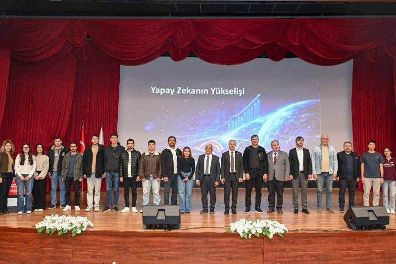 HMKÜ’DE YAPAY ZEKA KONUŞULDU Hatay Mustafa Kemal Üniversitesi Sağlık Kültür ve Spor Daire Başkanlığı bünyesindeki Yapay Zeka ve Teknoloji Topluluğu tarafından düzenlenen etkinlikte, teknolojinin iş dünyasını nasıl yeniden şekillendirdiği ve gelecekteki kariyer fırsatları ele alındı. "ETKİLİ YAPAY ZEKAYA SAHİP OLANLAR AYAKTA KALACAK" Programın açılışında konuşan HMKÜ Rektörü Prof. Dr. Veysel Eren, yapay zekanın günümüzün en kritik konularından biri olduğunu vurguladı. Kaynak Linki = https://www.hatayinternettv.com/haber/hmkude-yapay-zeka-konusuldu-918298