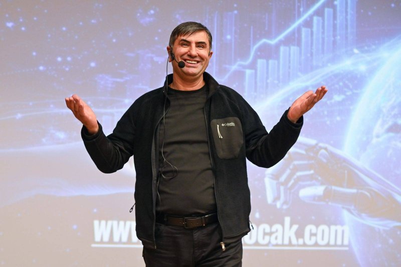 HMKÜ’DE YAPAY ZEKA KONUŞULDU Hatay Mustafa Kemal Üniversitesi Sağlık Kültür ve Spor Daire Başkanlığı bünyesindeki Yapay Zeka ve Teknoloji Topluluğu tarafından düzenlenen etkinlikte, teknolojinin iş dünyasını nasıl yeniden şekillendirdiği ve gelecekteki kariyer fırsatları ele alındı. "ETKİLİ YAPAY ZEKAYA SAHİP OLANLAR AYAKTA KALACAK" Programın açılışında konuşan HMKÜ Rektörü Prof. Dr. Veysel Eren, yapay zekanın günümüzün en kritik konularından biri olduğunu vurguladı. Kaynak Linki = https://www.hatayinternettv.com/haber/hmkude-yapay-zeka-konusuldu-918298