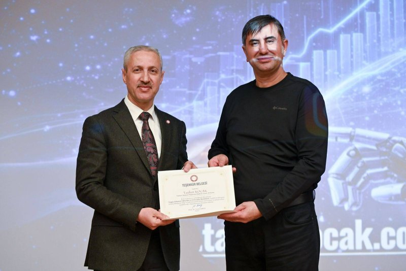 HMKÜ’DE YAPAY ZEKA KONUŞULDU Hatay Mustafa Kemal Üniversitesi Sağlık Kültür ve Spor Daire Başkanlığı bünyesindeki Yapay Zeka ve Teknoloji Topluluğu tarafından düzenlenen etkinlikte, teknolojinin iş dünyasını nasıl yeniden şekillendirdiği ve gelecekteki kariyer fırsatları ele alındı. "ETKİLİ YAPAY ZEKAYA SAHİP OLANLAR AYAKTA KALACAK" Programın açılışında konuşan HMKÜ Rektörü Prof. Dr. Veysel Eren, yapay zekanın günümüzün en kritik konularından biri olduğunu vurguladı. Kaynak Linki = https://www.hatayinternettv.com/haber/hmkude-yapay-zeka-konusuldu-918298