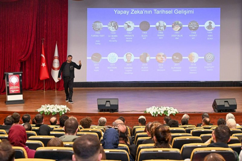 HMKÜ’DE YAPAY ZEKA KONUŞULDU Hatay Mustafa Kemal Üniversitesi Sağlık Kültür ve Spor Daire Başkanlığı bünyesindeki Yapay Zeka ve Teknoloji Topluluğu tarafından düzenlenen etkinlikte, teknolojinin iş dünyasını nasıl yeniden şekillendirdiği ve gelecekteki kariyer fırsatları ele alındı. "ETKİLİ YAPAY ZEKAYA SAHİP OLANLAR AYAKTA KALACAK" Programın açılışında konuşan HMKÜ Rektörü Prof. Dr. Veysel Eren, yapay zekanın günümüzün en kritik konularından biri olduğunu vurguladı. Kaynak Linki = https://www.hatayinternettv.com/haber/hmkude-yapay-zeka-konusuldu-918298