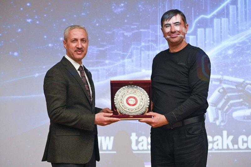 HMKÜ’DE YAPAY ZEKA KONUŞULDU Hatay Mustafa Kemal Üniversitesi Sağlık Kültür ve Spor Daire Başkanlığı bünyesindeki Yapay Zeka ve Teknoloji Topluluğu tarafından düzenlenen etkinlikte, teknolojinin iş dünyasını nasıl yeniden şekillendirdiği ve gelecekteki kariyer fırsatları ele alındı. "ETKİLİ YAPAY ZEKAYA SAHİP OLANLAR AYAKTA KALACAK" Programın açılışında konuşan HMKÜ Rektörü Prof. Dr. Veysel Eren, yapay zekanın günümüzün en kritik konularından biri olduğunu vurguladı. Kaynak Linki = https://www.hatayinternettv.com/haber/hmkude-yapay-zeka-konusuldu-918298