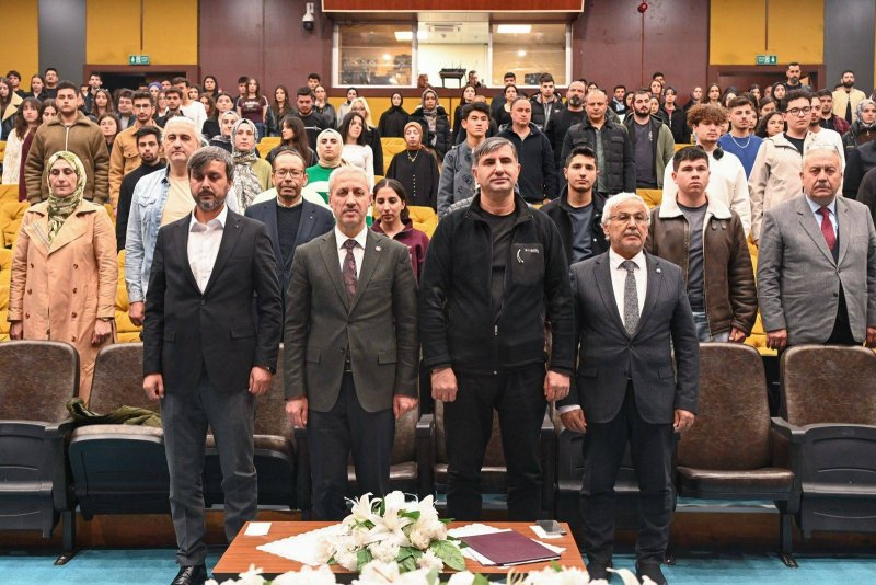 HMKÜ’DE YAPAY ZEKA KONUŞULDU Hatay Mustafa Kemal Üniversitesi Sağlık Kültür ve Spor Daire Başkanlığı bünyesindeki Yapay Zeka ve Teknoloji Topluluğu tarafından düzenlenen etkinlikte, teknolojinin iş dünyasını nasıl yeniden şekillendirdiği ve gelecekteki kariyer fırsatları ele alındı. "ETKİLİ YAPAY ZEKAYA SAHİP OLANLAR AYAKTA KALACAK" Programın açılışında konuşan HMKÜ Rektörü Prof. Dr. Veysel Eren, yapay zekanın günümüzün en kritik konularından biri olduğunu vurguladı. Kaynak Linki = https://www.hatayinternettv.com/haber/hmkude-yapay-zeka-konusuldu-918298