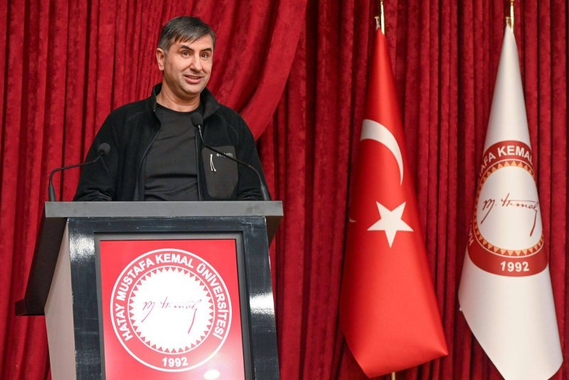 HMKÜ’DE YAPAY ZEKA KONUŞULDU Hatay Mustafa Kemal Üniversitesi Sağlık Kültür ve Spor Daire Başkanlığı bünyesindeki Yapay Zeka ve Teknoloji Topluluğu tarafından düzenlenen etkinlikte, teknolojinin iş dünyasını nasıl yeniden şekillendirdiği ve gelecekteki kariyer fırsatları ele alındı. "ETKİLİ YAPAY ZEKAYA SAHİP OLANLAR AYAKTA KALACAK" Programın açılışında konuşan HMKÜ Rektörü Prof. Dr. Veysel Eren, yapay zekanın günümüzün en kritik konularından biri olduğunu vurguladı. Kaynak Linki = https://www.hatayinternettv.com/haber/hmkude-yapay-zeka-konusuldu-918298