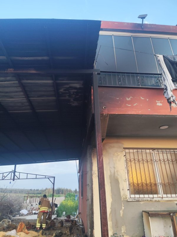 Hatay’da meskenin odunluk kısmında çıkan yangın söndürüldü