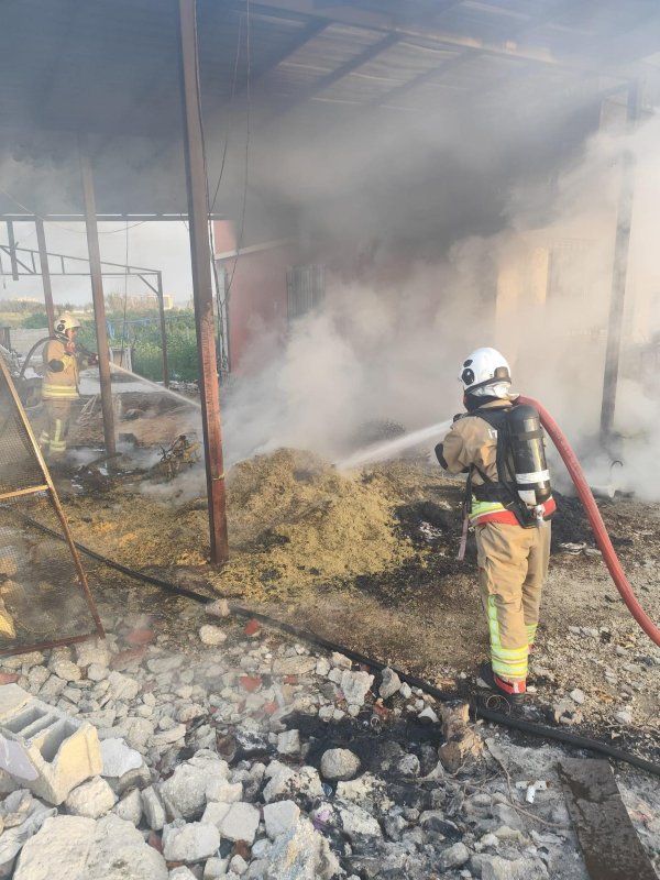 Hatay’da meskenin odunluk kısmında çıkan yangın söndürüldü