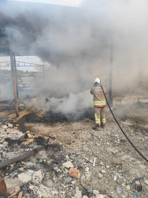 Hatay’da meskenin odunluk kısmında çıkan yangın söndürüldü