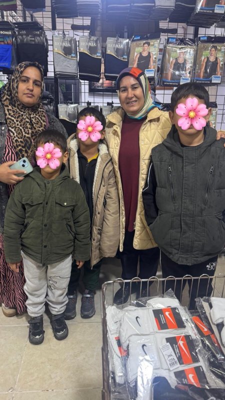 SÖNMEZ ÇOCUKLARA BAYRAMLIK DAĞITTI