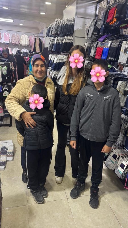 SÖNMEZ ÇOCUKLARA BAYRAMLIK DAĞITTI