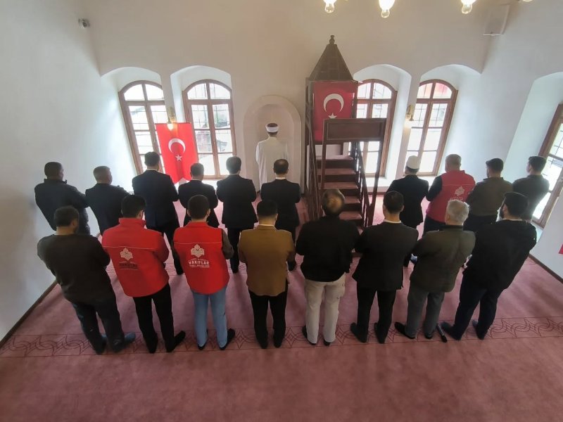 DEPREMDE YIKILAN CAMİİ YENİDEN AÇILDI