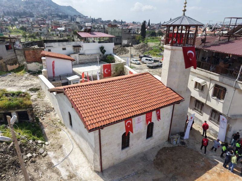 DEPREMDE YIKILAN CAMİİ YENİDEN AÇILDI