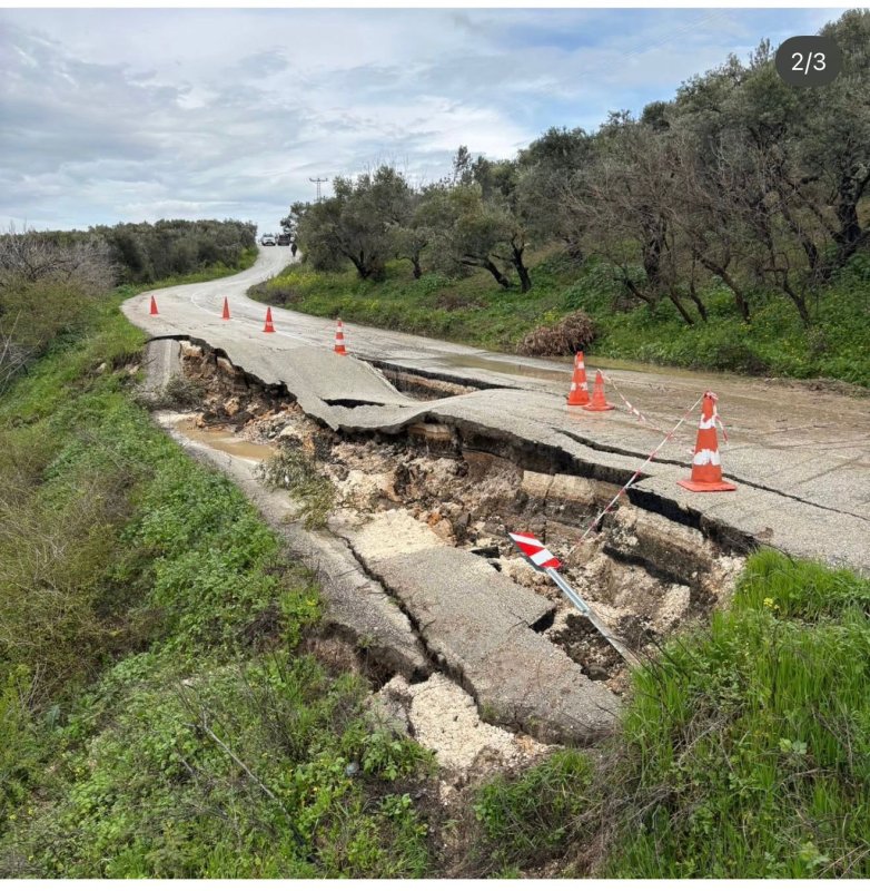 Hatay’da yoğun yağışa dayanamayan yol çöktü 