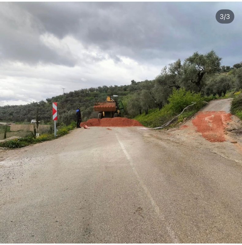 Hatay’da yoğun yağışa dayanamayan yol çöktü 