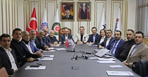 MMK METALURJİ’DE SÖZLEŞME SEVİNCİ