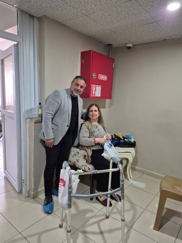 Kuaförler Huzurevi sakinlerine saç bakımı yaptı 