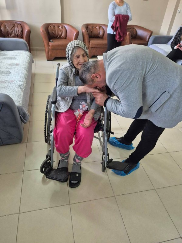 Kuaförler Huzurevi sakinlerine saç bakımı yaptı 