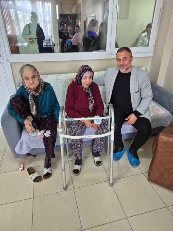 Kuaförler Huzurevi sakinlerine saç bakımı yaptı 