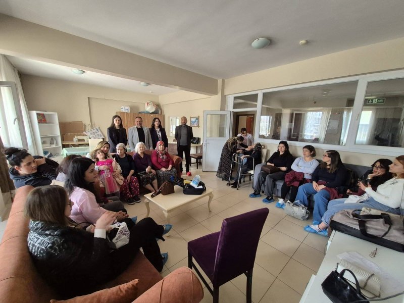 Kuaförler Huzurevi sakinlerine saç bakımı yaptı