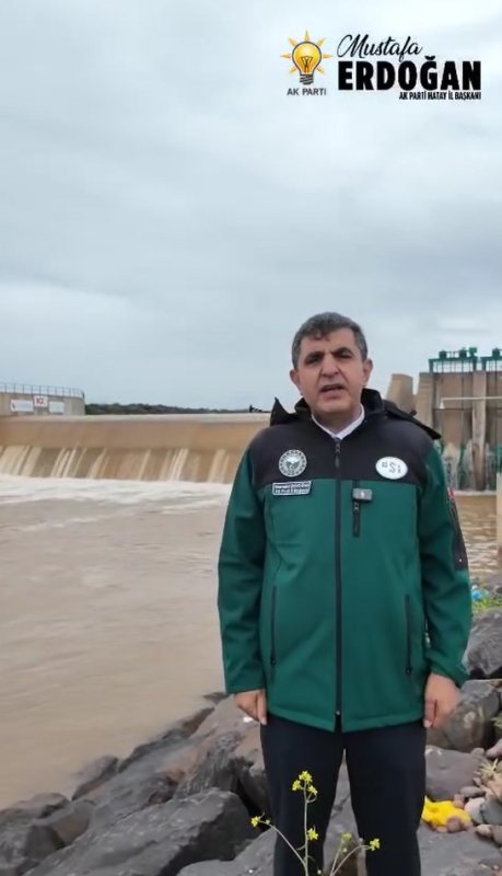ERDOĞAN: “DEV PROJE HATAY’A HAYIRLI OLSUN” AK Parti Hatay İl Başkanı Dr. Mustafa Erdoğan, Karasu Regülatörü ve Derivasyon Kanalı’nın açılış törenine katılarak önemli bir yatırımın daha kente kazandırıldığını açıkladı. Açılışla birlikte Hatay’ın su yönetimi ve tarımsal altyapısına büyük katkı sağlayacak projenin hizmete alındığı bildirildi. Erdoğan, projenin hayata geçirilmesinde emeği geçenlere teşekkür etti. Açılış programına bölge protokolü, kurum temsilcileri ve çok sayıda vatandaş katılım sağladı. Projenin özellikle tarımsal üretim, sulama kapasitesi ve su kaynaklarının verimli kullanımı açısından stratejik önem taşıdığı vurgulandı. PROJENİN HATAY TARIMINA KATKI SAĞLAYACAĞI VURGULANDI Karasu Regülatörü ve Derivasyon Kanalı’nın devreye girmesiyle birlikte bölgedeki tarım arazilerinin daha düzenli ve sürdürülebilir şekilde sulanacağı ifade edildi. Proje sayesinde suyun kontrollü bir şekilde yönlendirilmesi sağlanarak hem üretim verimliliğinin artması hem de su kaynaklarının daha etkin kullanılması hedefleniyor. Dr. Mustafa Erdoğan, yapılan yatırımın sadece bugünü değil, geleceği de planlayan bir anlayışın ürünü olduğunu belirterek, Hatay’ın tarımsal potansiyelinin daha da güçleneceğini dile getirdi. ERDOĞAN CUMHURBAŞKANI ERDOĞAN’A TEŞEKKÜR ETTİ Açıklamasında Cumhurbaşkanı Recep Tayyip Erdoğan’a da teşekkür eden İl Başkanı Erdoğan, “Bugün gerçekleştirdiğimiz Karasu Regülatörü ve Derivasyon Kanalı’mızın açılışı Hatay’ımıza hayırlı olsun. Bu dev proje için Cumhurbaşkanımız Sayın Recep Tayyip Erdoğan’a teşekkürlerimizi sunarız” ifadelerini kullandı.