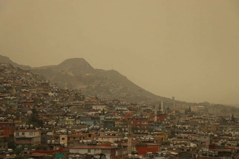HATAY’DA GÖKYÜZÜ TOZ BULUTUYLA KAPLANDI