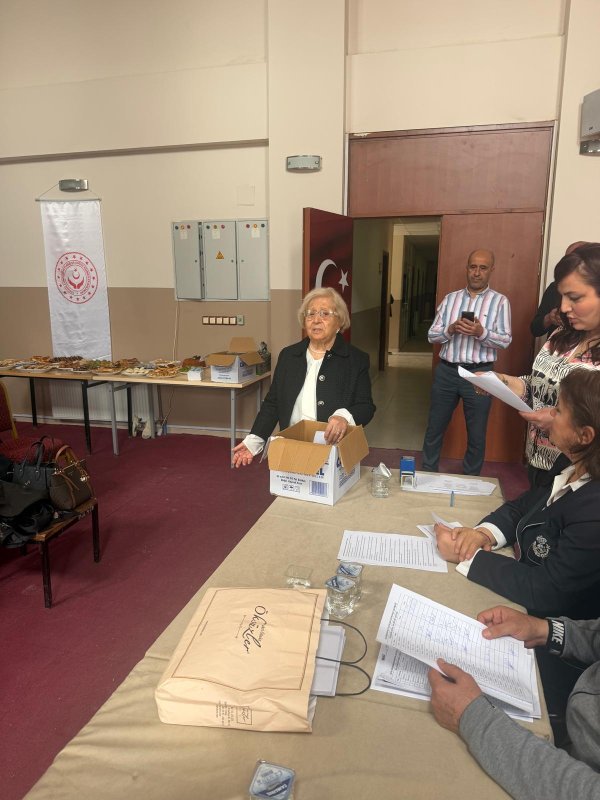 HATAY’IN GÜL ANNESİ YENİDEN BAŞKAN SEÇİLDİ 