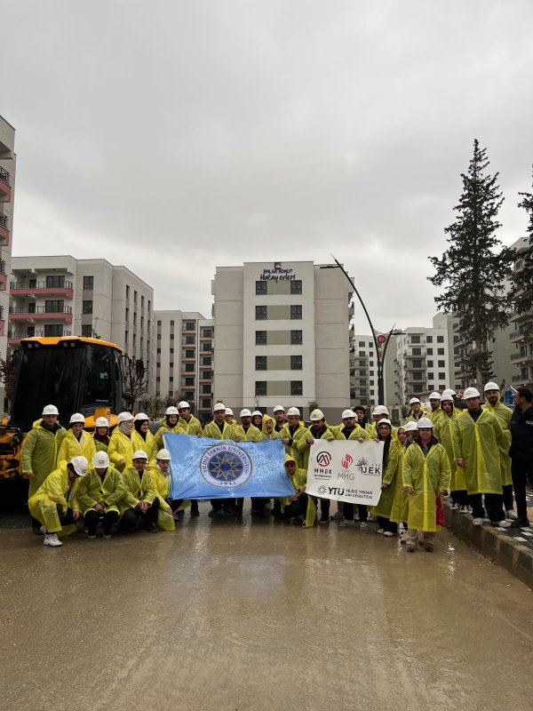 YTÜ’LÜ ÖĞRENCİLER HATAY’DA SAHAYA İNDİ