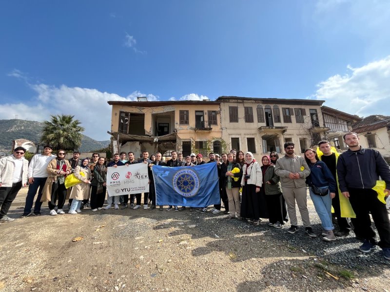 YTÜ’LÜ ÖĞRENCİLER HATAY’DA SAHAYA İNDİ