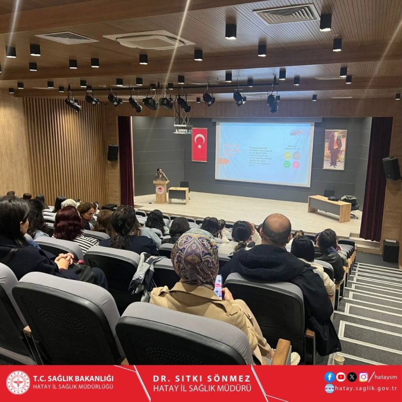 Antakya Kaymakamlığı Toplantı Salonu’nda, Antakya İlçe Sağlık Müdürlüğü ile Aile Sağlığı Merkezlerinde görev yapan personele yönelik hizmet içi eğitim faaliyeti gerçekleştirildi.