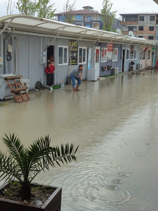 PRİMEMALL 1 PREFABRİK ÇARŞIYI SU BASTI