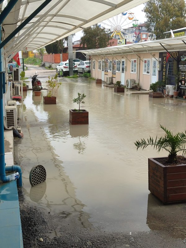 PRİMEMALL 1 PREFABRİK ÇARŞIYI SU BASTI