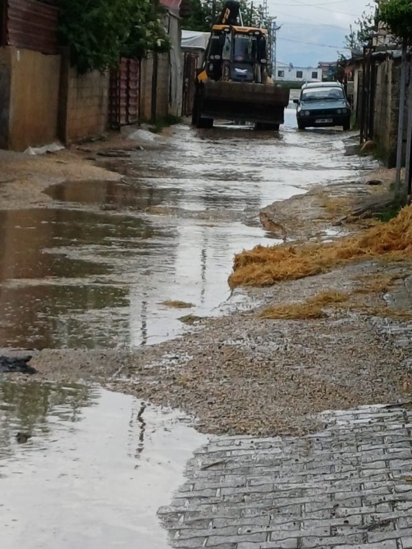 UZUNKAVAK’TA YAĞMUR SUYUYLA MÜCADELE SÜRÜYOR