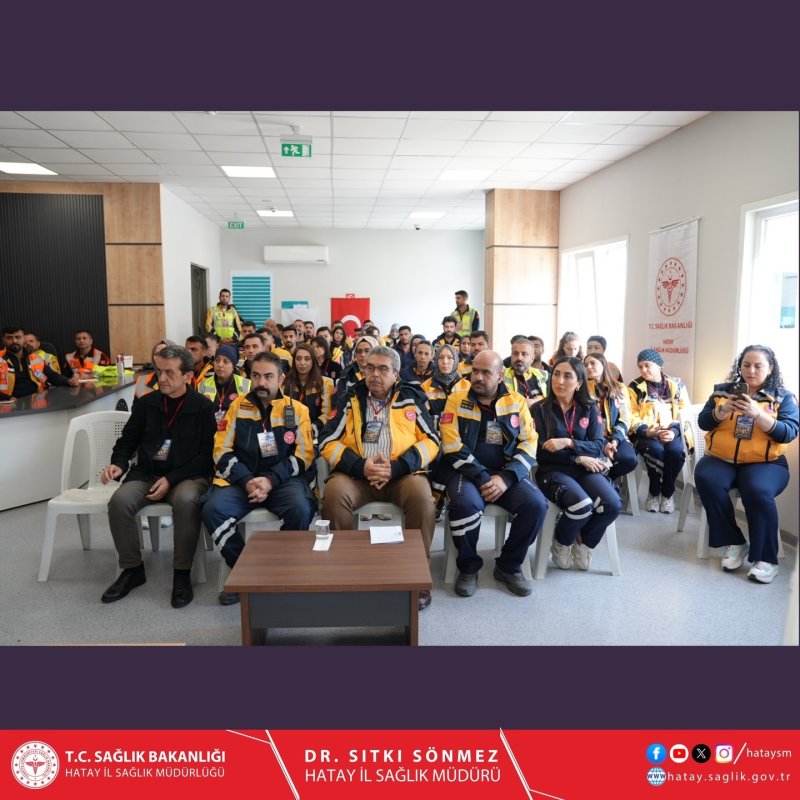 HATAY 112 AMBULANS RALLİSİ DÜZENLENDİ Hatay İl Sağlık Müdürlüğü tarafından, hastane öncesi acil sağlık hizmetlerinin geliştirilmesi ve personelin güncel kılavuzlara hakimiyetinin artırılması amacıyla Hatay 112 Ambulans Rallisi gerçekleştirildi. Dinamik ve yüksek sorumluluk gerektiren bu alanda görev yapan 112 ekipleri, organizasyonda hem bilgi hem de uygulama becerilerini ortaya koydu. İl Sağlık Müdürü Dr. Sıtkı Sönmez de etkinliğe katılım sağladı. Toplam beş etaptan oluşan rallide; medikal aciller, travma, kondisyon ve güvenli sürüş, pediyatrik aciller ile bilgi yarışması temaları işlendi. Gerçek vaka senaryolarına dayalı olarak hazırlanan etaplarda ekipler; doğru müdahale, ekip koordinasyonu, zaman yönetimi, klinik karar verme ve güvenli sürüş becerileri açısından değerlendirildi.