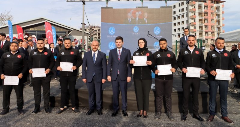 ÜLKÜ OCAKLARI HATAY’IN YENİ BİNASI HİZMETE AÇILDI Asrın felaketi 6 Şubat depreminde binaları yıkılmasına rağmen hizmetlerine aralıksız devam eden, depremzedeler için insanüstü bir çaba ile koşturan Ülkü Ocakları Hatay İl Başkanlığının yeni hizmet binası düzenlenen tören ile açıldı. Yoğun katılım ile gerçekleşen açılış programına Ülkü Ocakları Eğitim ve Kültür Vakfı Genel Başkanı Ahmet Yiğit Yıldırım, Vali Yardımcısı ve Antakya Kaymakamı Abdullah Akdaş, Ülkü Ocakları Hatay İl Başkanı Mehmet Sinan Çelik, MHP MYK Üyesi Timur Şerif Şaşmaz, MHP Hatay İl Başkanı Metin Taşçı, Belen Belediye Başkanı İbrahim Gül, MHP KAÇEP Hatay İl Başkanı Dilek Demirdöven, Ülkü Ocakları Genel Başkan Yardımcıları, MHP İlçe Başkanları, Ülkü Ocakları İlçe Başkanları, Taş Medreseliler, Sendika temsilcileri, Şehit aileleri, Ülkücüler ve Asenalar katıldılar. Kaynak Linki = https://www.hatayinternettv.com/haber/ulku-ocaklari-hatayin-yeni-binasi-hizmete-acildi-920919