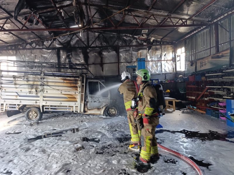 Hatay’da araç tamir atölyesi yandı 