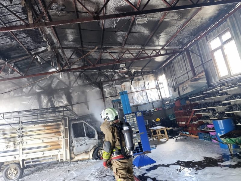 Hatay’da araç tamir atölyesi yandı 