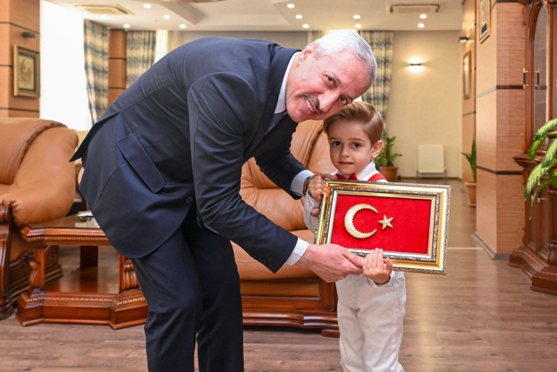 MİNİKLERDEN REKTÖR EREN’E 23 NİSAN ZİYARETİ