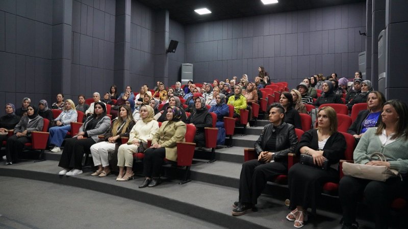 AK KADINLARDAN BAĞIMLILIKLA MÜCADELEYE DESTEK 