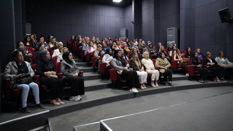 AK KADINLARDAN BAĞIMLILIKLA MÜCADELEYE DESTEK 