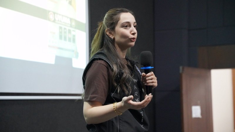 AK KADINLARDAN BAĞIMLILIKLA MÜCADELEYE DESTEK 