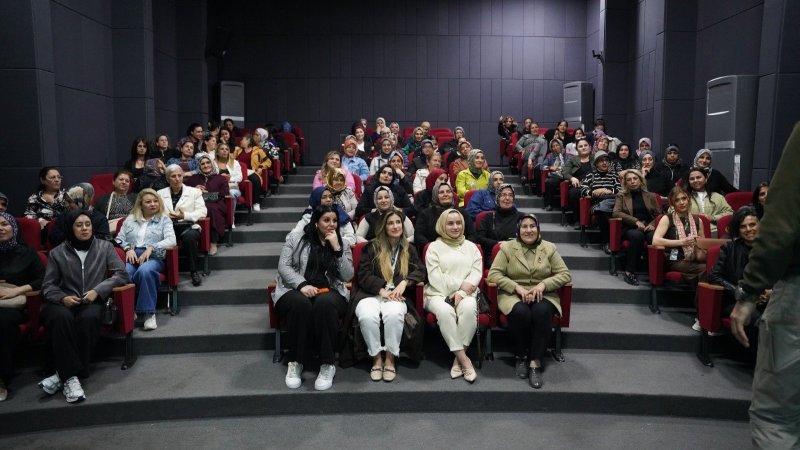 AK KADINLARDAN BAĞIMLILIKLA MÜCADELEYE DESTEK 