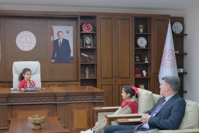 İL MÜDÜRÜ TÜYSÜZ KOLTUĞUNU MİNİKLERE DEVRETTİ 