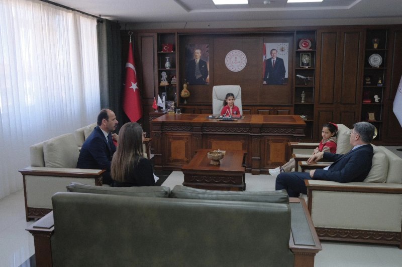 İL MÜDÜRÜ TÜYSÜZ KOLTUĞUNU MİNİKLERE DEVRETTİ 