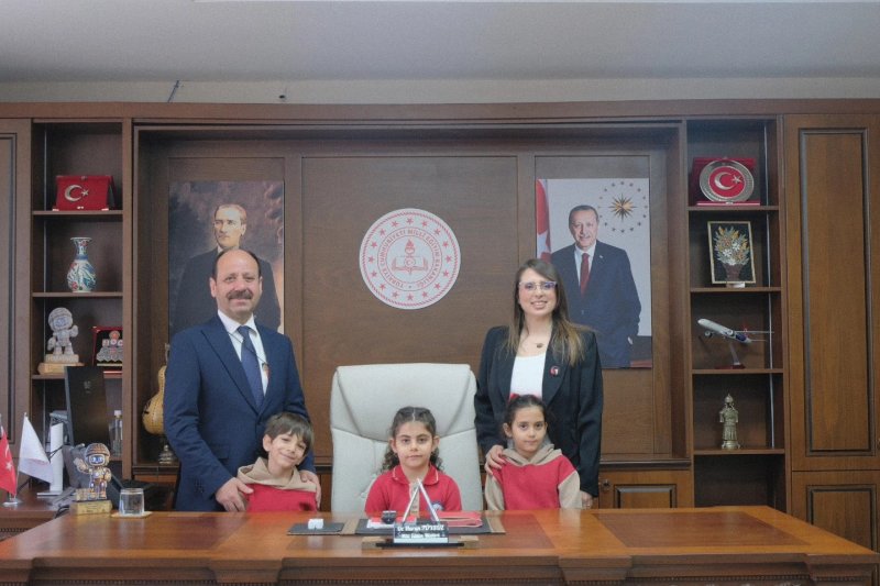 İL MÜDÜRÜ TÜYSÜZ KOLTUĞUNU MİNİKLERE DEVRETTİ 