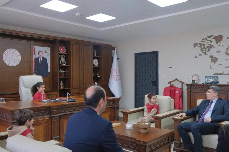 İL MÜDÜRÜ TÜYSÜZ KOLTUĞUNU MİNİKLERE DEVRETTİ 