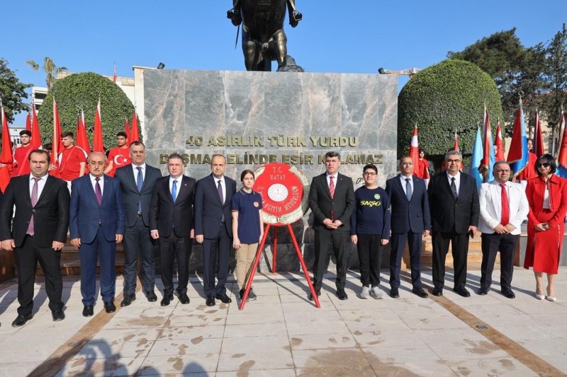 Hatay’da Atatürk Anıtı’na 23 Nisan Çelengi sunuldu 