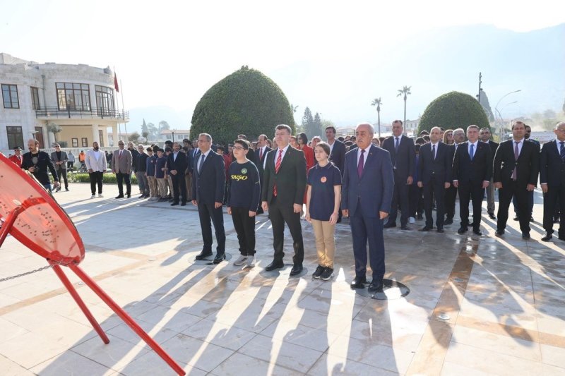 Hatay’da Atatürk Anıtı’na 23 Nisan Çelengi sunuldu 