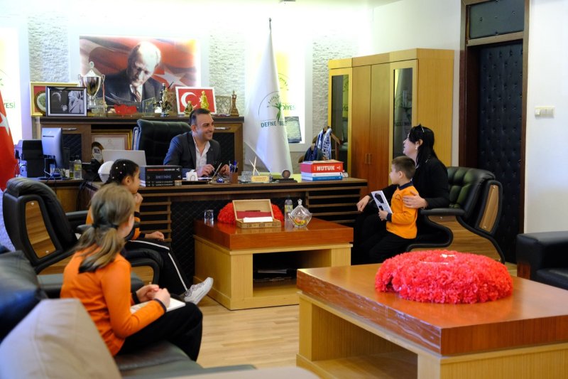 BAŞKAN ÖZGÜN KOLTUĞU ÇOCUKLARA DEVRETTİ