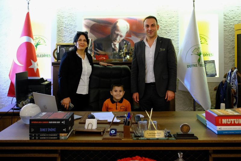 BAŞKAN ÖZGÜN KOLTUĞU ÇOCUKLARA DEVRETTİ