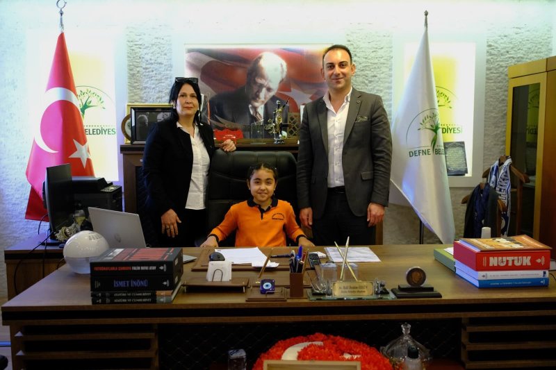 BAŞKAN ÖZGÜN KOLTUĞU ÇOCUKLARA DEVRETTİ